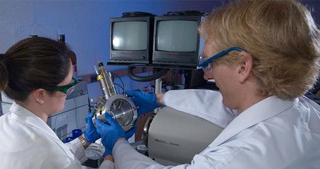 Chemistry students with Triple Quadrupole Mass Spectrometer (Q-trap)