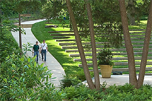 Students walking through Woods-Brown amphitheatre