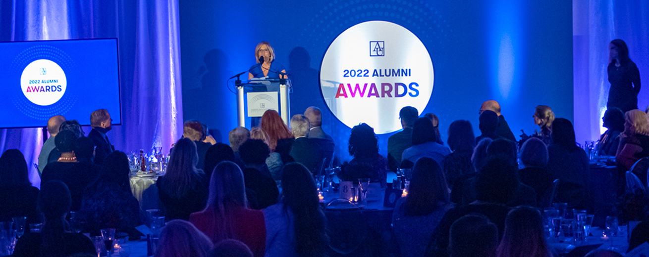 Alisyn Camerota speaks to a crowded room at the 2022 Alumni Awards dinner and ceremony.