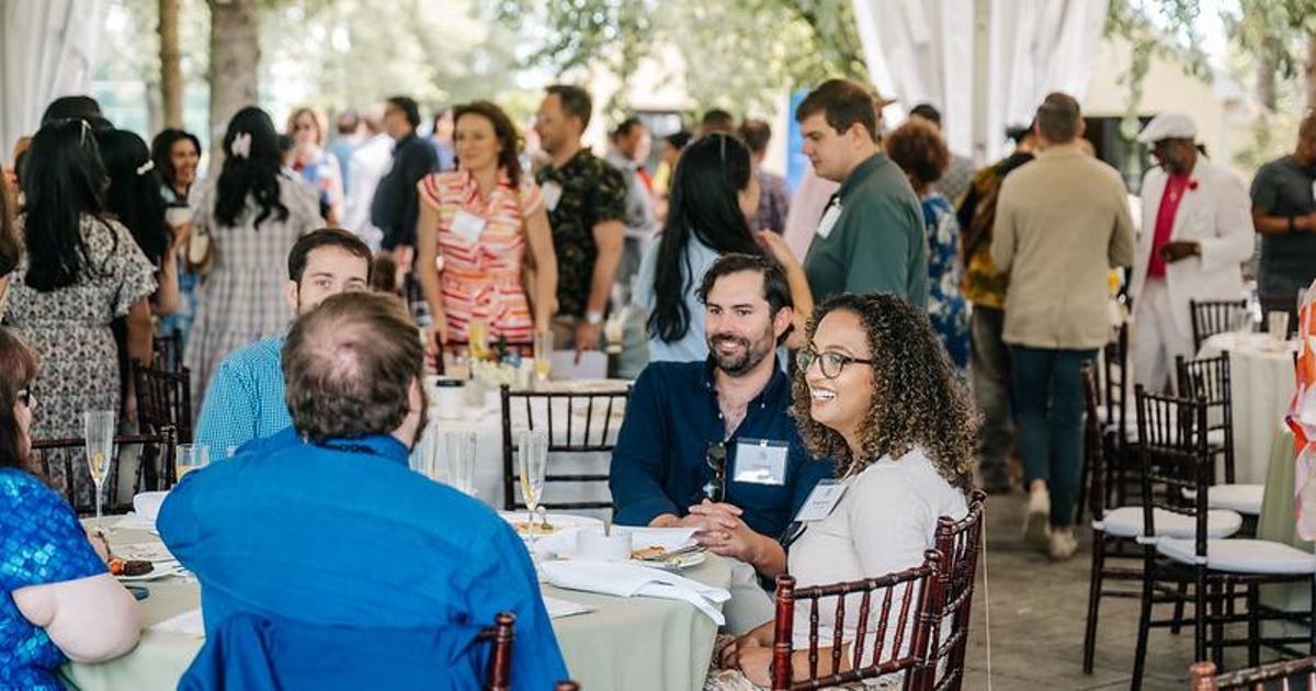 Alumni gathered at tables at Airlie.