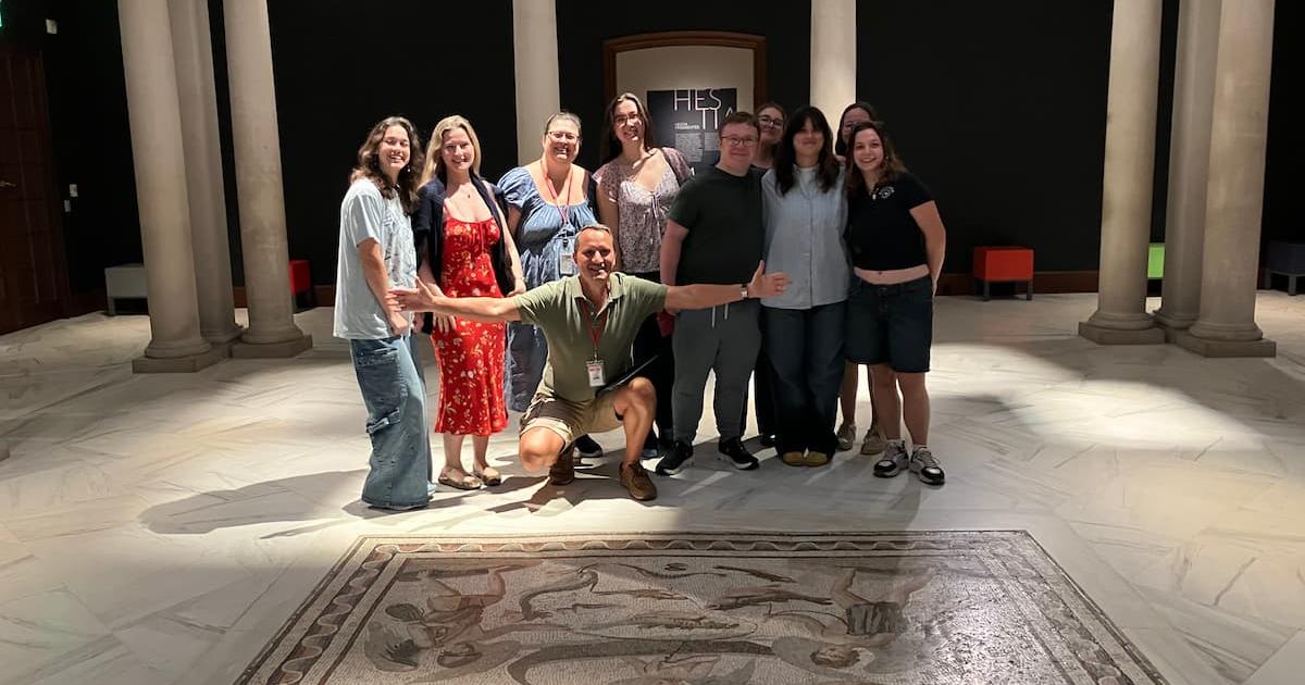 Student tour group in Dumbarton Oaks Museum