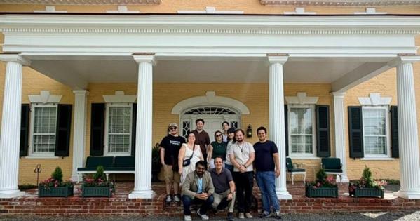 Students out in front of Marshall's Dodona Manor house.