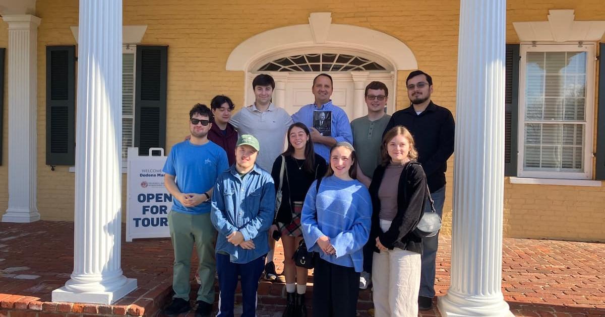 Students at the front door of Dodona Manor.