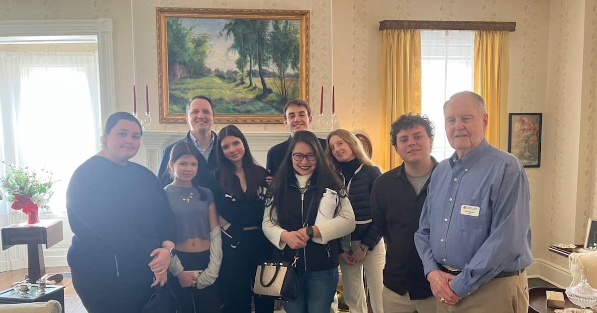 Student tour group in George Marshall's Leesburg museum.