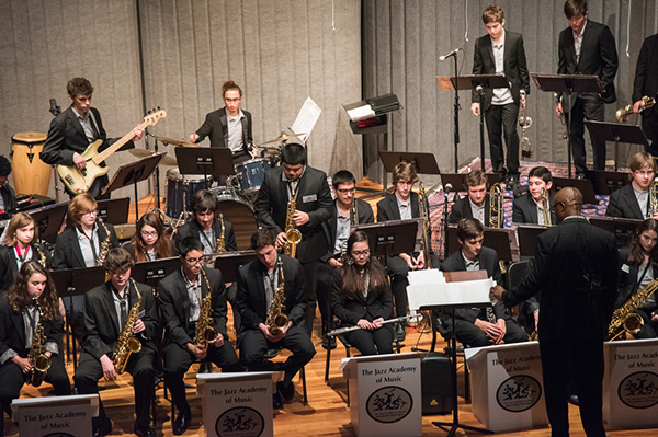 Au Jazz band performing