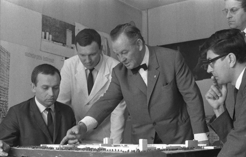 Siegel (center) and architects, 1967. By Bundesarchiv, Bild 183-F0609-0301-001 / Horst Sturm