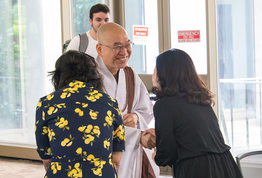 Venerable Pomnyun Sunim talks with students