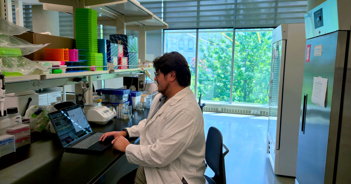 Ennzo Ortega in the Cárdenas Lab