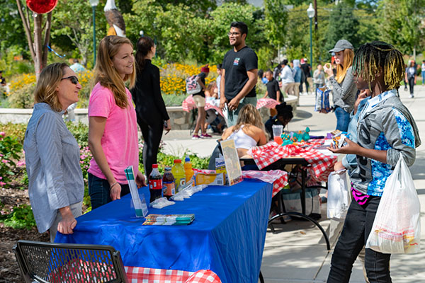 AU Professor Stacey Snelling talks to visiting students