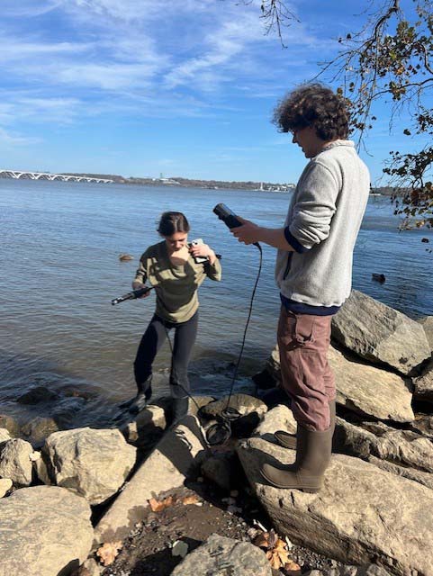 Elise Wilson and Hayes Johnston collecting sediment samples from the Potomac 