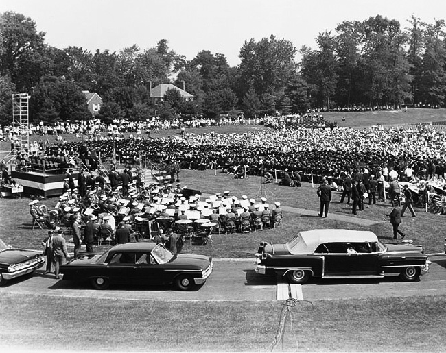 BB-081 PRESIDENT JOHN F KENNEDY AT AMERICAN UNIVERSITY COMMENCEMENT 8X10 PHOTO 