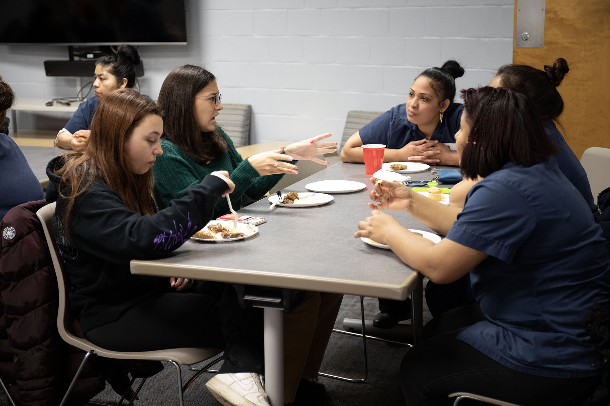 Student tutor Natalia Martínez Berríos chats with Yadira Castro and other members of staff over lunch.