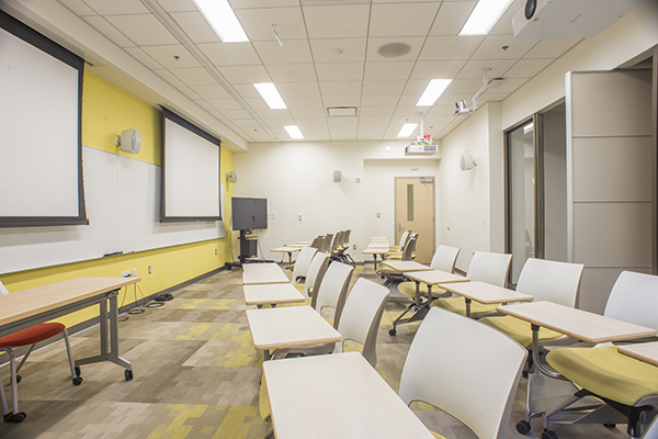 Classroom with two large projectors Classroom with two large projectors