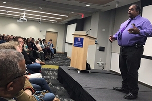 Daryl Davis speaking to audience