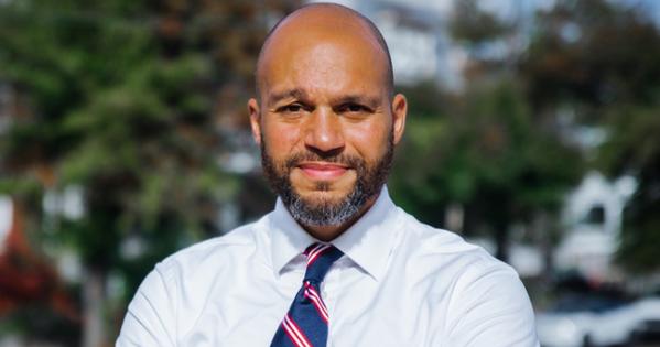 Robert White headshot
